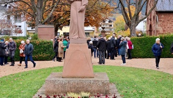 Engelstatue auf Wiese