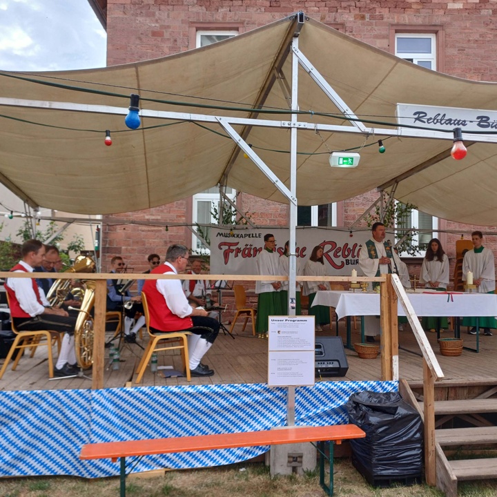 Festgottesdienst zum Straßen- und Hoffest 2025 im alten Kirchhof in Bürgstadt 